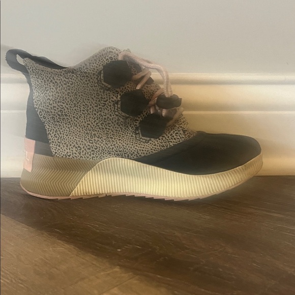 Sorel Other - Sorel Kids Boots in Black and Pink